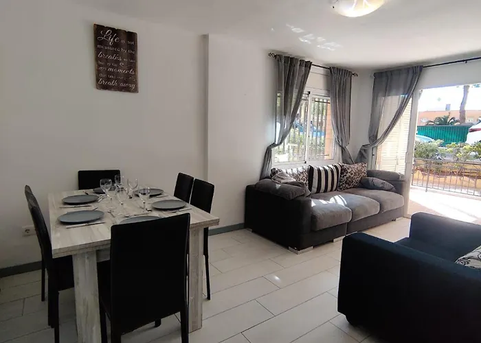 Gorgeous 4 Bed Apartment With Great Location